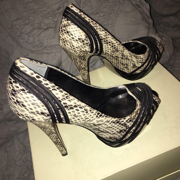 Charles x Charles David Primm Snakeskin Pump - 5.5 - Picture 6 of 8